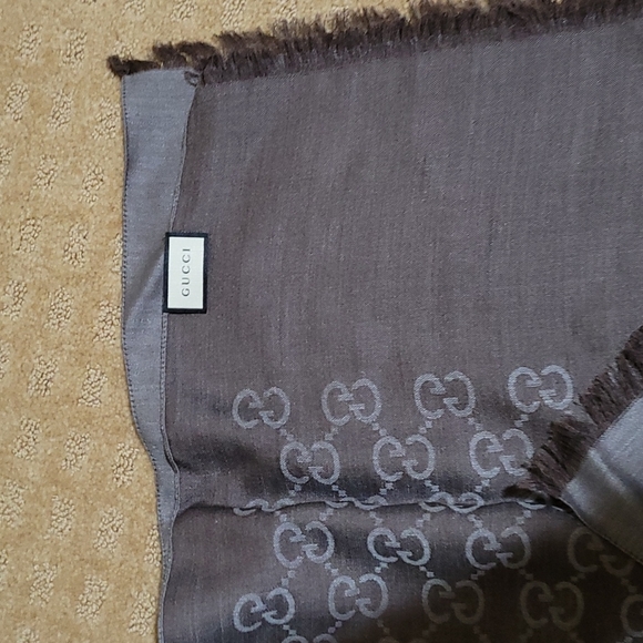 Gucci 70cm x 200cm wool/silk shawl scarf brand new - Picture 5 of 5